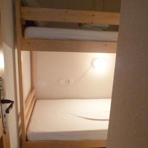 Cette chambre offre une vue sur un lit superposé. dans l'établissement LES JARDINS ALPINS CHEZ Olivier, à Saint-Gervais-les-Bains