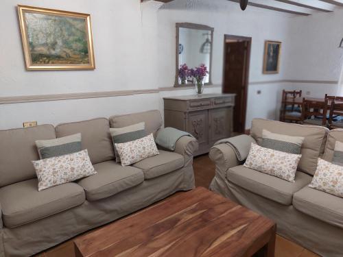 a living room with two couches and a table at La Casa de Dori in Beteta