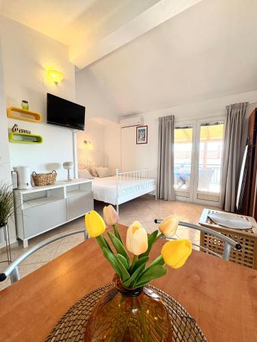 Ένα ή περισσότερα κρεβάτια σε δωμάτιο στο Apartmani INO
