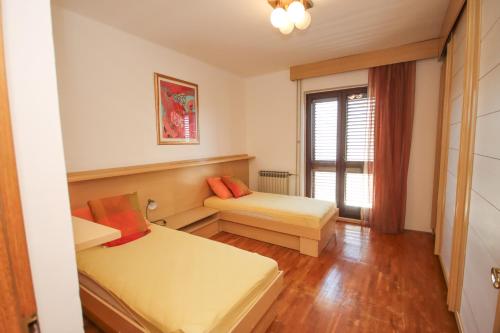 ein Zimmer mit zwei Betten und einer Couch in der Unterkunft Apartment Macan in Cavtat