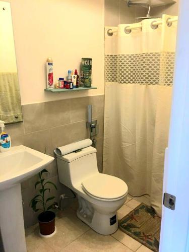 a bathroom with a toilet and a sink and a shower at Great 1 bedroom apartment by the beach CHame, Playa Caracol in El Quindio
