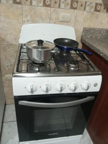 a white stove with a pot on top of it at Apartamento familiar in Cuenca
