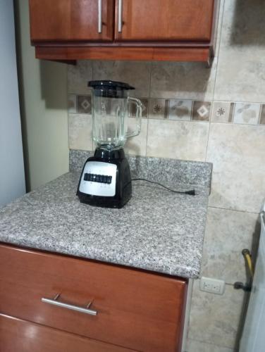 a blender sitting on a counter in a kitchen at Apartamento familiar in Cuenca