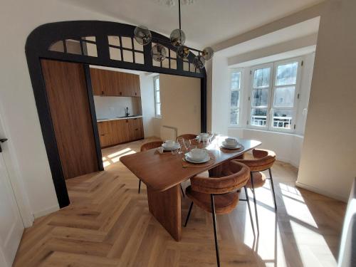 une salle à manger avec une table et quelques chaises dans l'établissement Le Gally 55m2, Cœur de ville avec garage!, à Rodez
