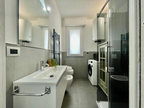 Il Relax con Vista Mare - Free Parking, Wi-Fi في لوانو: حمام أبيض مع حوض ومرحاض