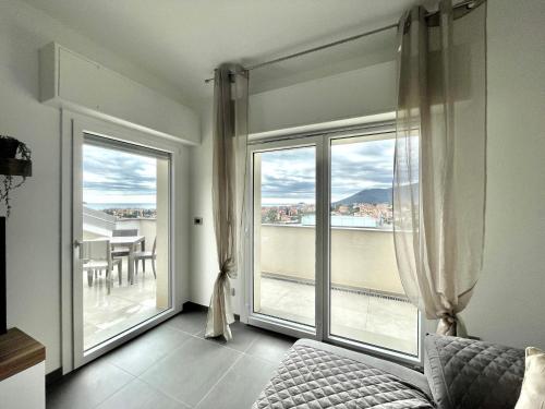 Il Relax con Vista Mare - Free Parking, Wi-Fi في لوانو: غرفة معيشة مع نافذة كبيرة مطلة