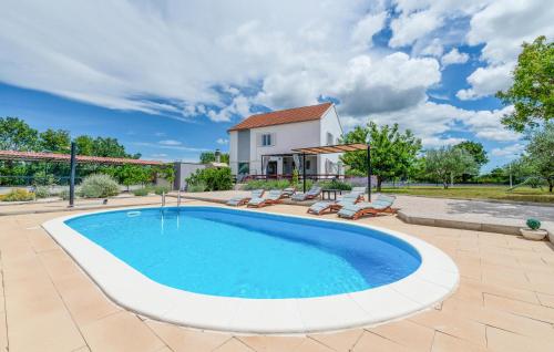 Bazén v ubytovaní Pet Friendly Home In Pridraga With Wifi alebo v jeho blízkosti