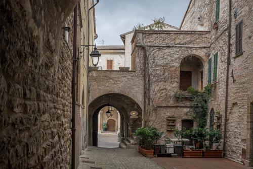 an alley with an archway in an old building at Appartamenti turistici Vicolo S. Chiara in Sassoferrato