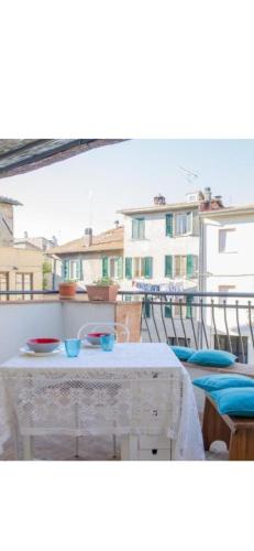 a table with bowls on top of a balcony at Casa vacanze al Castello. in Mugnano