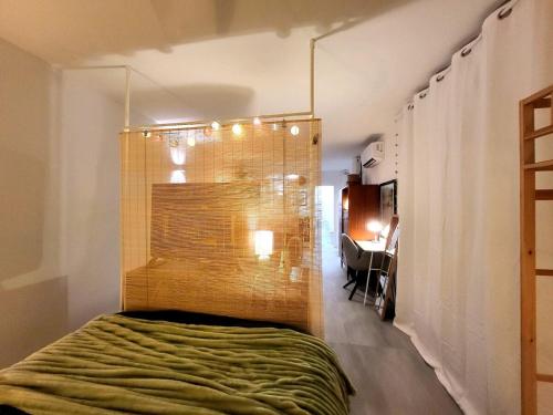 une chambre avec un lit et un bureau dans une pièce dans l'établissement Appartement de 30m2 agréable et chaleureux, à Pérols