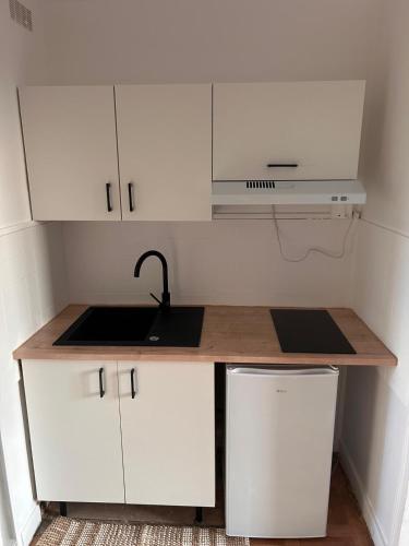 Kuchyň nebo kuchyňský kout v ubytování Séjour agréable Maisons-Laffitte