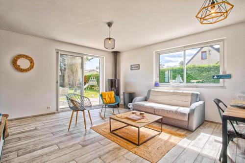 Un lugar para sentarse en L'effet mer Maison rénovée lumineuse tout confort belle terrasse grand jardin clos sans vis à vis parking jeux pour enfants 5 mn à pied de la plage d'Asnelles et centre bourg - proche Bayeux au coeur des plages du débarquement