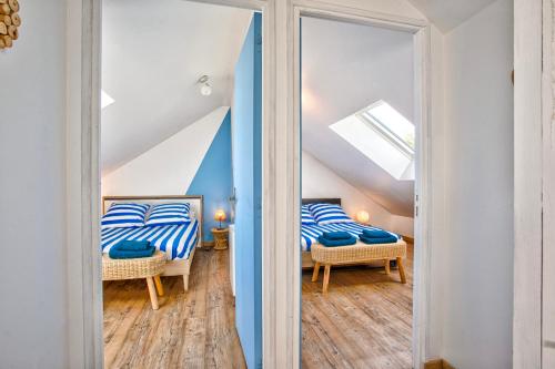 Una cama o camas en una habitación de L'effet mer Maison rénovée lumineuse tout confort belle terrasse grand jardin clos sans vis à vis parking jeux pour enfants 5 mn à pied de la plage d'Asnelles et centre bourg - proche Bayeux au coeur des plages du débarquement