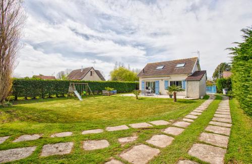 Un jardín fuera de L'effet mer Maison rénovée lumineuse tout confort belle terrasse grand jardin clos sans vis à vis parking jeux pour enfants 5 mn à pied de la plage d'Asnelles et centre bourg - proche Bayeux au coeur des plages du débarquement