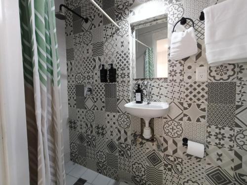 a bathroom with a sink and a mirror at El Rinconcito in Valladolid