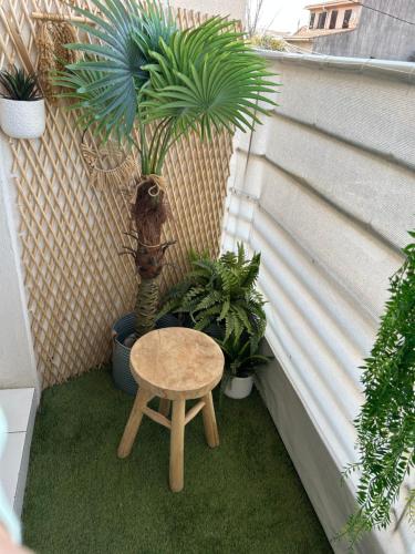 Un balcón o terraza de FREJUS PLAGE, 30 mètres de la plage, WIFI, tout à pieds !