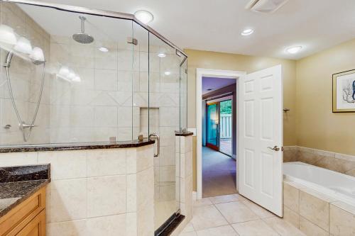 ein Badezimmer mit Dusche, Badewanne und Waschbecken in der Unterkunft Tupelo Cottage in Hilton Head Island