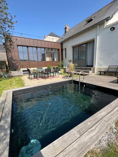 une piscine dans l'arrière-cour d'une maison dans l'établissement Villa 1920 rénovée, à Guérande