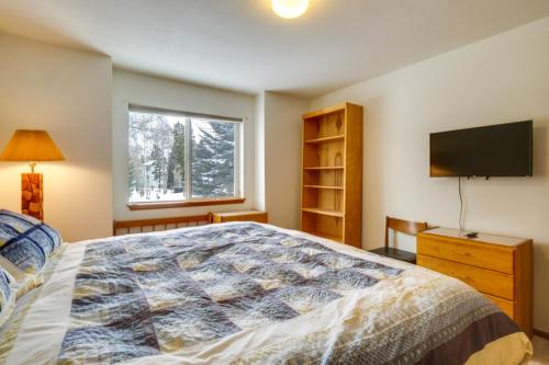 Un dormitorio con una cama y un televisor de pantalla plana. en Spacious Frisco Retreat with Private Hot Tub!, en Frisco