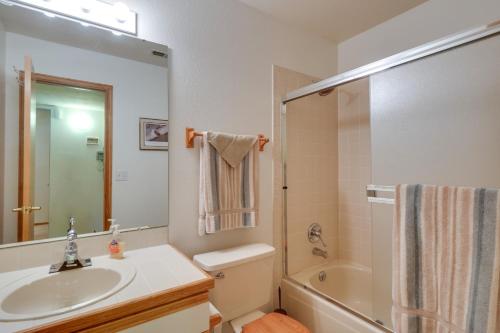 Un baño con lavabo, inodoro y ducha. en Spacious Frisco Retreat with Private Hot Tub!, en Frisco
