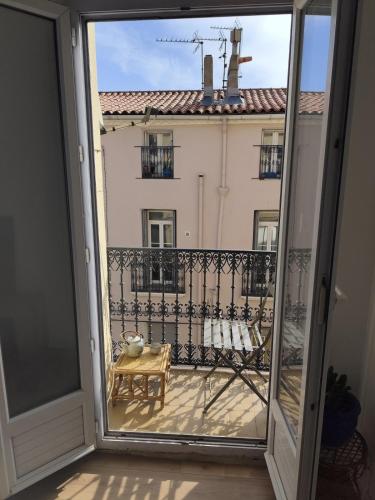 - une vue sur un balcon depuis une porte coulissante en verre dans l'établissement Authentic neighborhood! Central, à Sète