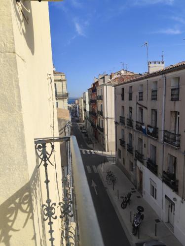 - un balcon offrant une vue sur la rue dans l'établissement Authentic neighborhood! Central, à Sète