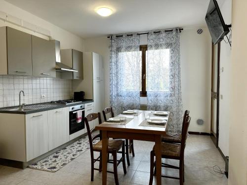 a kitchen with a table and chairs in a room at PARISI SAN Vendemiano in Capo di Sotto