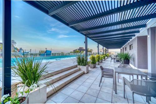 Piscina a Vivelite SkyTower 702 o a prop