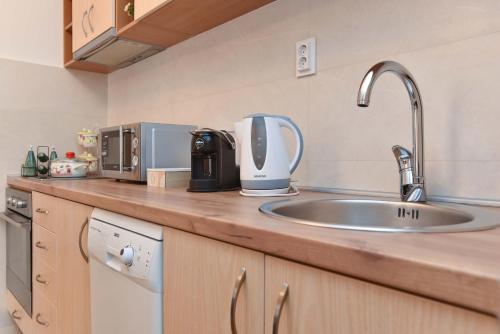 Η κουζίνα ή μικρή κουζίνα στο COMFORT APARTMENT NEAR THE BEACH