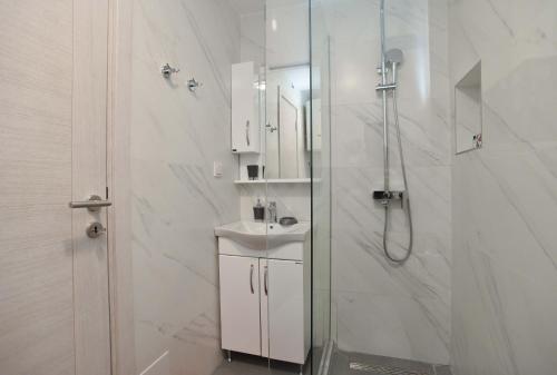Ένα μπάνιο στο COMFORT APARTMENT NEAR THE BEACH