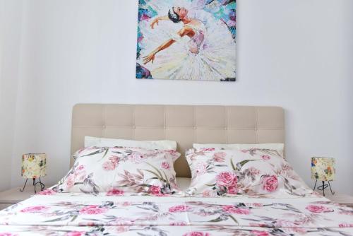 Ένα ή περισσότερα κρεβάτια σε δωμάτιο στο COMFORT APARTMENT NEAR THE BEACH