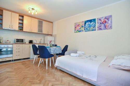Η κουζίνα ή μικρή κουζίνα στο COMFORT APARTMENT NEAR THE BEACH