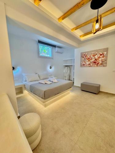 a bedroom with a bed and a window at La vie est belle Luxury Residence With Jacuzzi 1 in Pounda