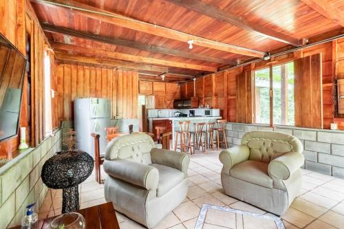 O bucătărie sau chicinetă la Gamboa Cabin - Delightful Couples Vacation Cabin
