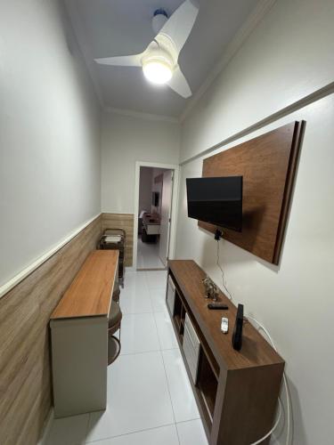 Una televisión o centro de entretenimiento en Aconchego Constante