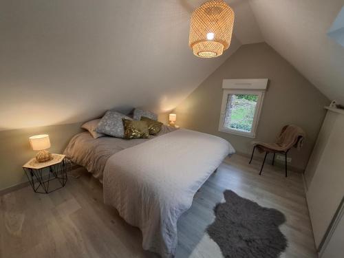 una camera da letto con un letto e una finestra di Le petit saint Germain a Digosville