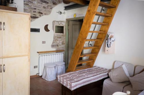 a living room with a ladder and a couch at Appartamenti turistici Vicolo S. Chiara in Sassoferrato