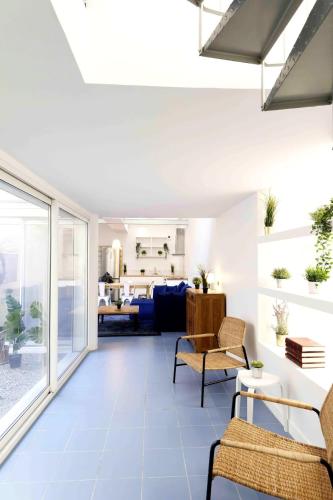 un salon avec un canapé, une table et des chaises dans l'établissement Loft center & terrace & air conditioning, à Marseille