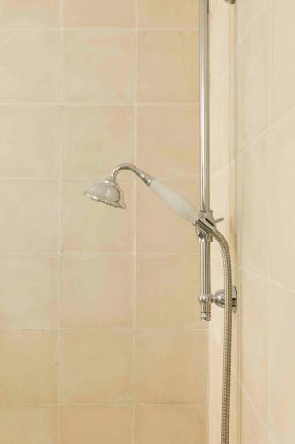 une douche avec pommeau de douche dans une salle de bain dans l'établissement Loft center & terrace & air conditioning, à Marseille