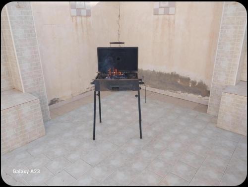 a table with a fireplace in a room at DarNour in ‘Alāqimah