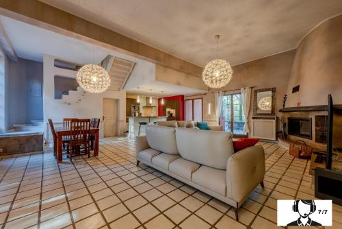 un salon avec un canapé et une cuisine dans l'établissement The Villa Jardin de Balata, à Saleilles