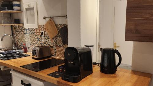 - un comptoir de cuisine avec 2 cafetières dans l'établissement T4 souplex Authentique Toulousain, 5Pers 3lits- Tout équipé - hypercentre, à Toulouse