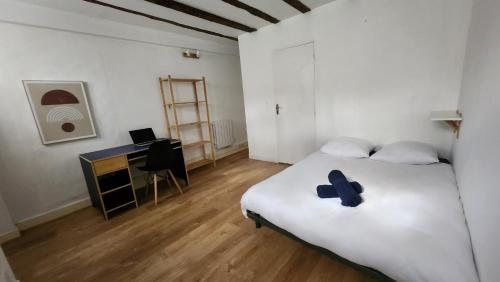 - une chambre avec un lit et un bureau avec une croix dans l'établissement T4 souplex Authentique Toulousain, 5Pers 3lits- Tout équipé - hypercentre, à Toulouse