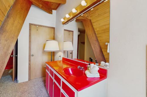 Fotografie z fotogalerie ubytování Retro Family Gathering Home in Tahoe Donner v destinaci Truckee