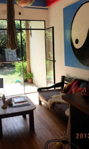 una sala de estar con un sofá y una mesa en casa de rio en bajo san isidro, en San Isidro