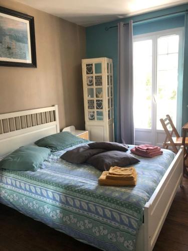 une chambre avec un lit avec des serviettes dessus dans l'établissement Résidence anglo normande, à Dieppe