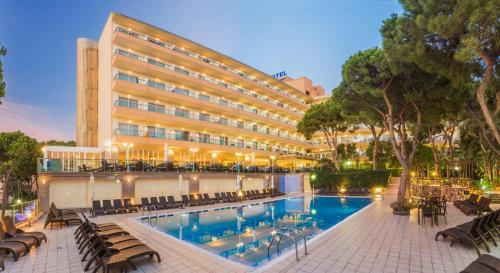 um hotel com piscina em frente a um edifício em Hotel Las Vegas em Salou