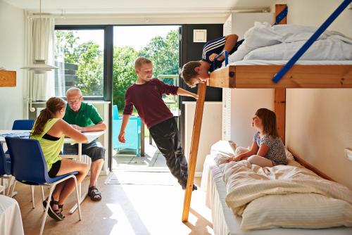 een groep mensen in een kamer met stapelbedden bij Danhostel Viborg in Viborg