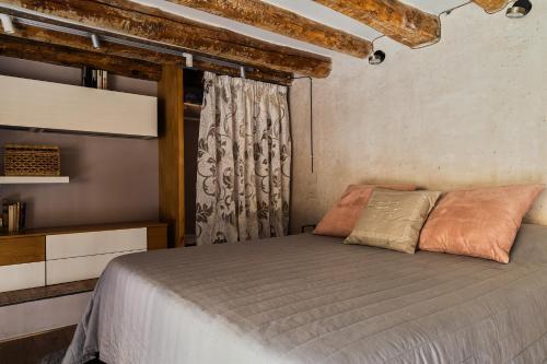 Una cama o camas en una habitación de Bellevue Navigli
