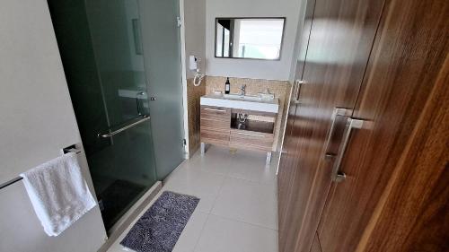 メキシコシティにあるCondominio Villalongin 196の洗面台と鏡付きシャワーを備えたバスルーム